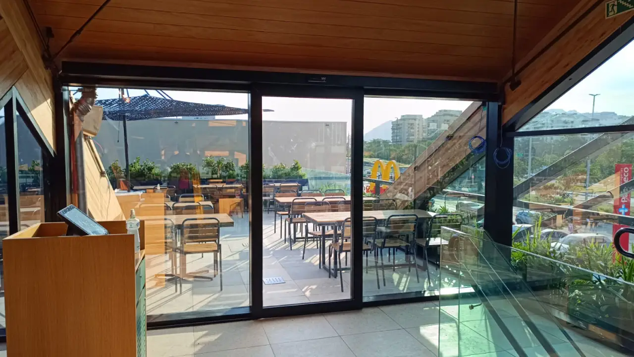 Porta automática de vidro de correr instalada em ambiente comercial no Rio de Janeiro