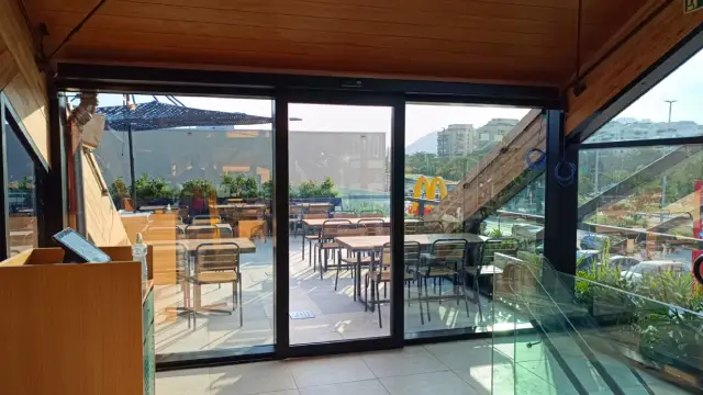 Porta automática de vidro de correr instalada em ambiente comercial no Rio de Janeiro
