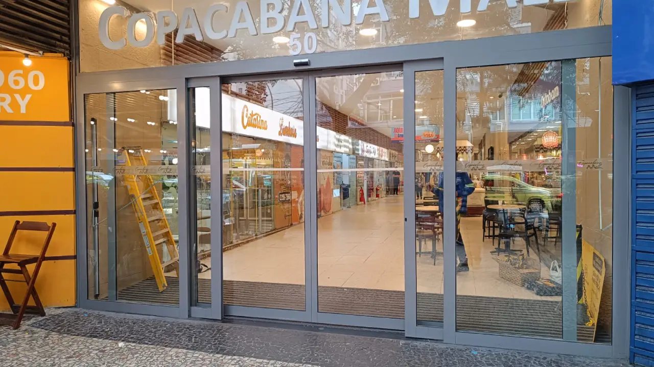 Porta automática de vidro instalada em entrada de shopping no Rio de Janeiro