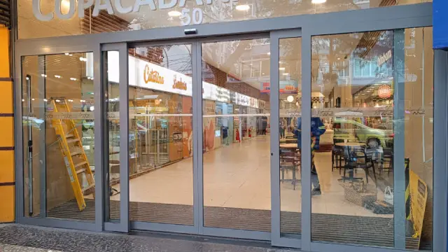 Porta automática de vidro instalada em entrada de shopping no Rio de Janeiro
