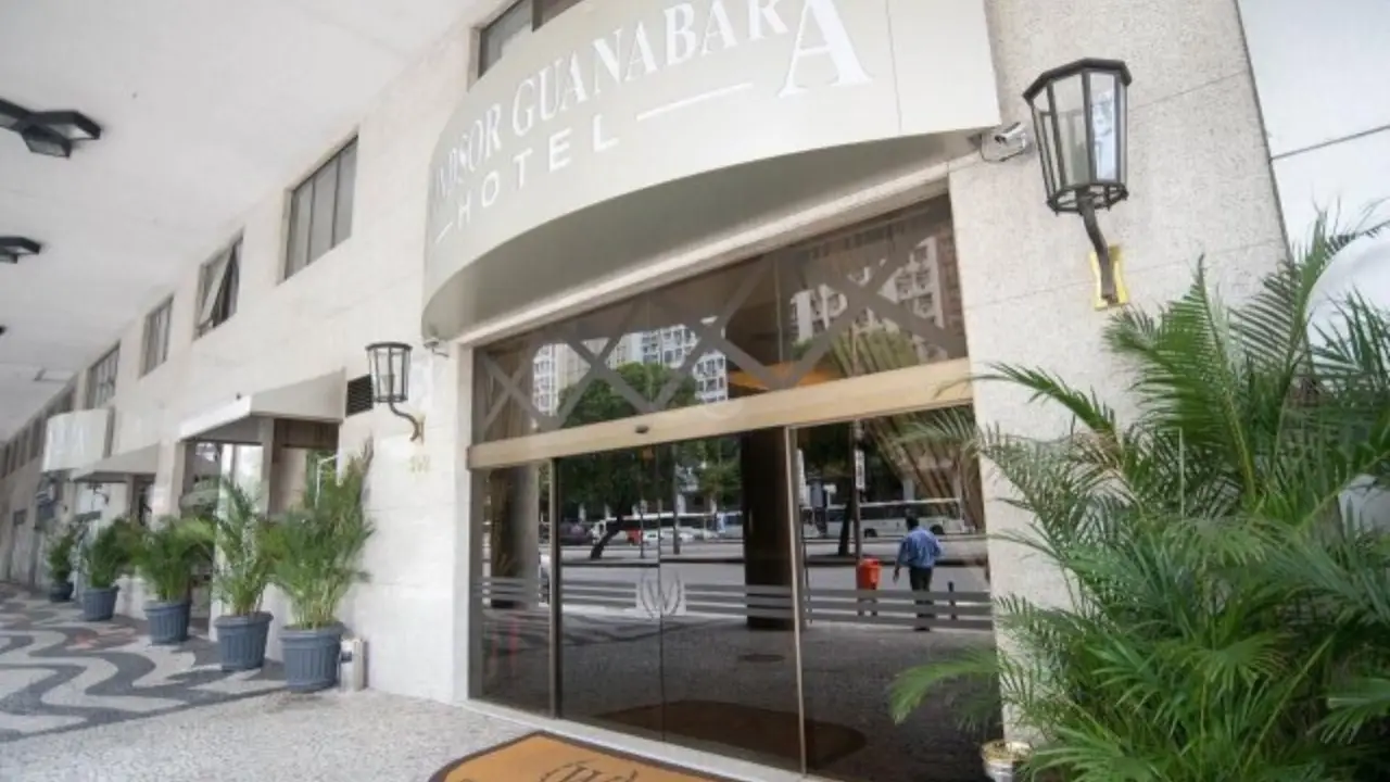 Porta automática de vidro com sensor de presença em hotel no Rio de Janeiro