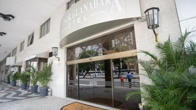Porta automática de vidro com sensor de presença em hotel no Rio de Janeiro