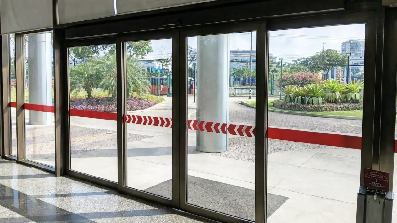 Porta automática de vidro em ambiente corporativo no Rio de Janeiro