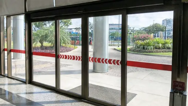 Porta automática de vidro em ambiente corporativo no Rio de Janeiro