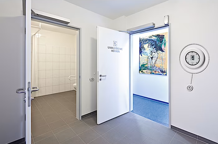 Porta automática de batente pivotante em vidro para acessibilidade